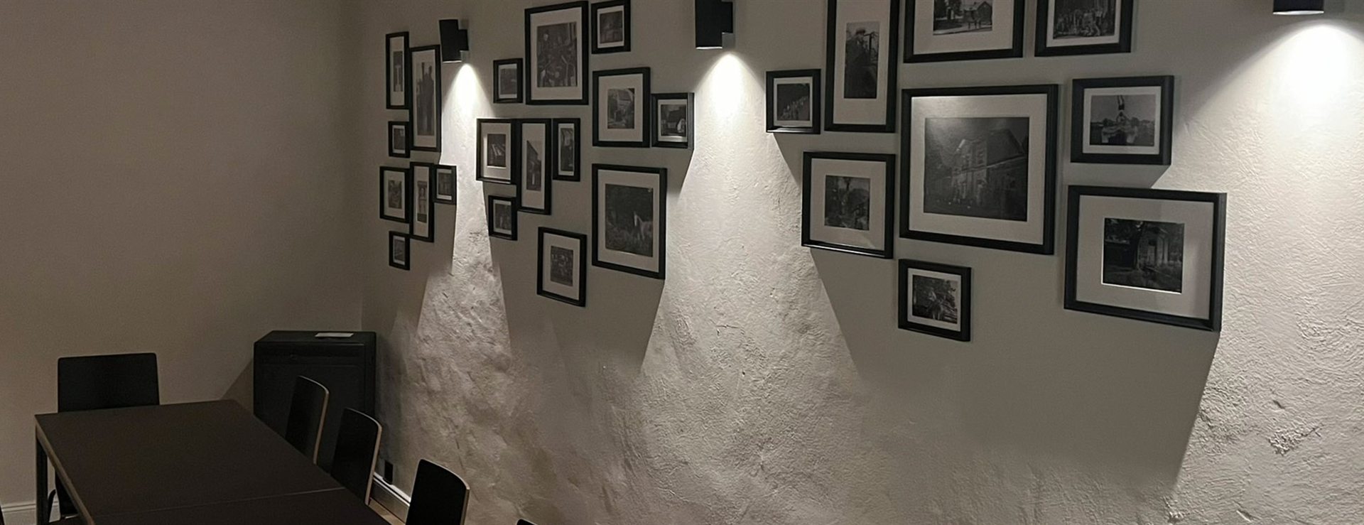 Der Hauptraum des HuS mit der Bilderwand